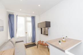 Nice Apartment Renovated And Bright Street Side